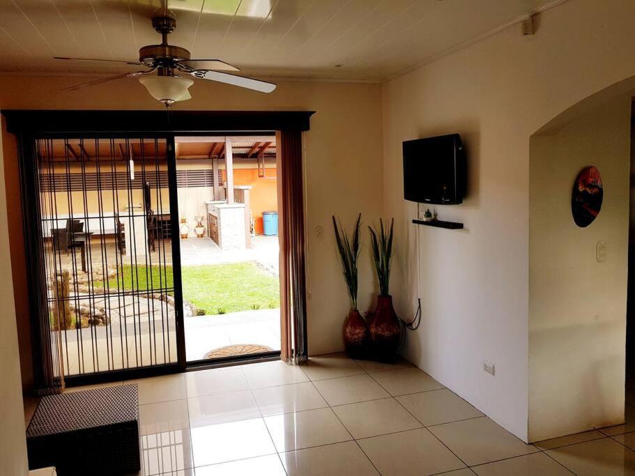 Elegant Villa In La Fortuna With Spacious Backyard Plus Very Private Pool & Parking Экстерьер фото